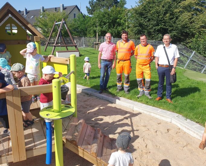 Zufriedene Gesichter bei den Verantwortlichen: Zweiter Bürgermeister Christian Palm, Bauhofleiter Christian Kellermann, Vorarbeiter Andreas Ernst und Erster Bürgermeister Thomas Kraußer (von links).