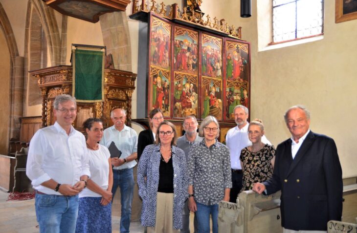 Bürgermeister Robert Ilg (links) und der frühere Stadtbaumeister Lothar Grimm (3. v. links) begrüßten in der Spitalkirche eine Reihe von Experten des Bayerischen Landesamts für Denkmalpflege sowie Dr. Hans Heinrich von Srbik (rechts), den Vorsitzenden der Messerschmitt Stiftung, die die Restaurierung des Elisabeth-Altars großzügig unterstützt.