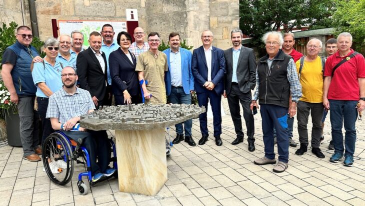 Für den Altstadtfreunde-Vorsitzenden Dr. Wolfgang Christl, links neben Bürgermeister Martin Tabor (Mitte), und seine Vereinskollegen ist das neue Stadtmodell eine Herzensangelegenheit.