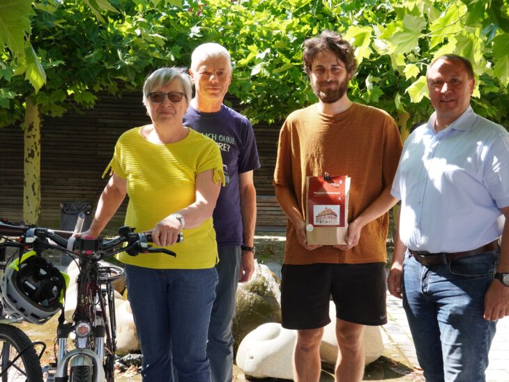 Feuchts Bürgermeister Jörg Kotzur (rechts) bei der Übergabe der Präsente an die erfolgreichsten Radler.