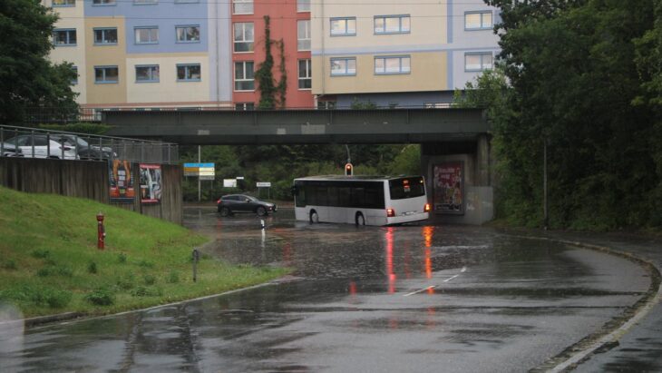 In Feucht ist innerhalb weniger Minuten die Unterführung an der Nürnberger Straße voll gelaufen.