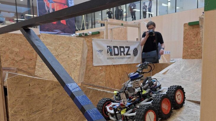 Der große Roboter der Major-Gruppe musste sich im Parcours bewähren.