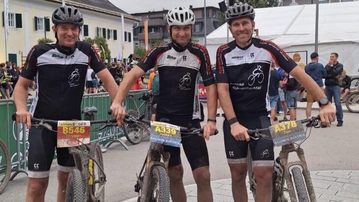 Thorsten Kemper, Jochen Kiesl und Tom Schiffer (v. links) vom Radclub Schnaittachtal zufrieden im Ziel bei der Salzkammergut Trophy.