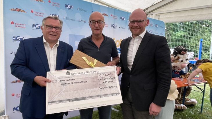 Symbolische Spendenübergabe der Dommer-Stiftung über 10.000 Euro für das Geschwisterkinder-Projekt der Offenen Hilfen der Lebenshilfe Nürnberger Land: Gerhard John, Ekkehard Lorenz, Dennis Kummarnitzky (von links).