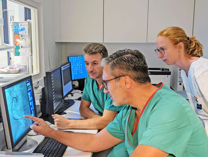 Chefarzt Dr. Dennis Eckner (vorne) leitet mit Oberärztin Dr. Henrike Dzikus und Oberarzt Behar Istogu die neue Abteilung für Kardiologie am Krankenhaus Lauf.