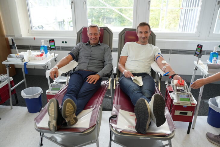 Landrat Armin Kroder (links) und Sachgebietsleiter Uwe Scharrer (rechts) beim Blutspenden im kleinen Sitzungssaal des Landratsamts.