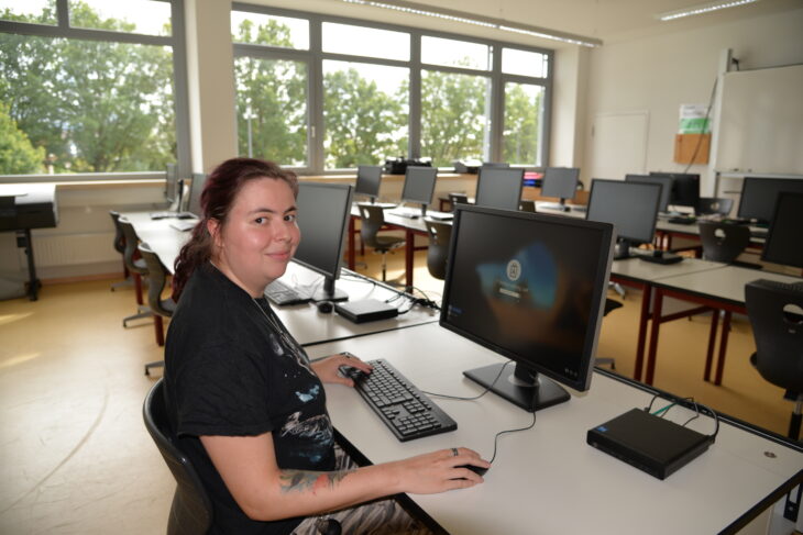Ines Hettinger, Auszubildende in der IT-Abteilung der Stadtverwaltung, in einem Computerraum der Kunigundenschule.