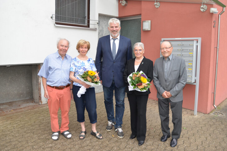 Bürgermeister Thomas Lang gratulierte den beiden Ehepaaren Metz (links) und Donhauser, die beide vor genau 60 Jahren geheiratet haben.