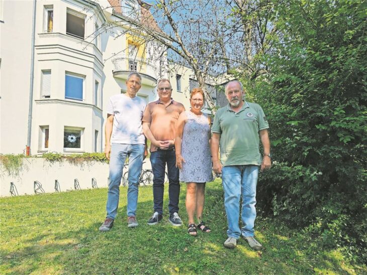 Walter Schäfer (zweiter v. links), Behindertenbeauftragter des Bezirks, besuchte das Don-Bosco-Haus, in dem seit 12 Jahren die Zukunft der Behindertenhilfe vorgelebt wird. Mit im Bild : Kerstin Brockmeier, Leiterin des Hauses, und die Caritasvorsitzenden Michael Groß (links) und Michael Schubert.