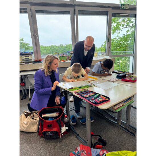 MdL Locke und Kultusministerin Anna Stolz in einer Grundschule.