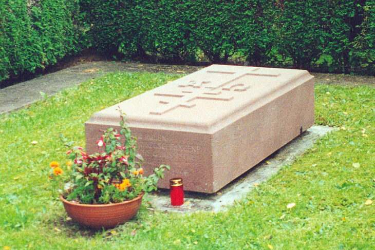 Der Grabstein in seinem Originalzustand, der in Kürze wiederhergestellt wird.