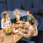Für viele Menschen mit Hörminderung ist es schwer, in lauter Umgebung vertrauliche Gespräche zu führen.