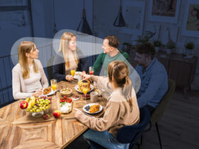 Für viele Menschen mit Hörminderung ist es schwer, in lauter Umgebung vertrauliche Gespräche zu führen.