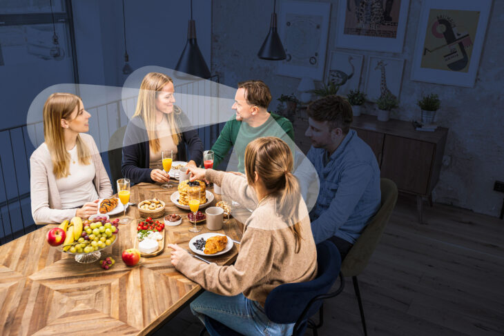 Für viele Menschen mit Hörminderung ist es schwer, in lauter Umgebung vertrauliche Gespräche zu führen.