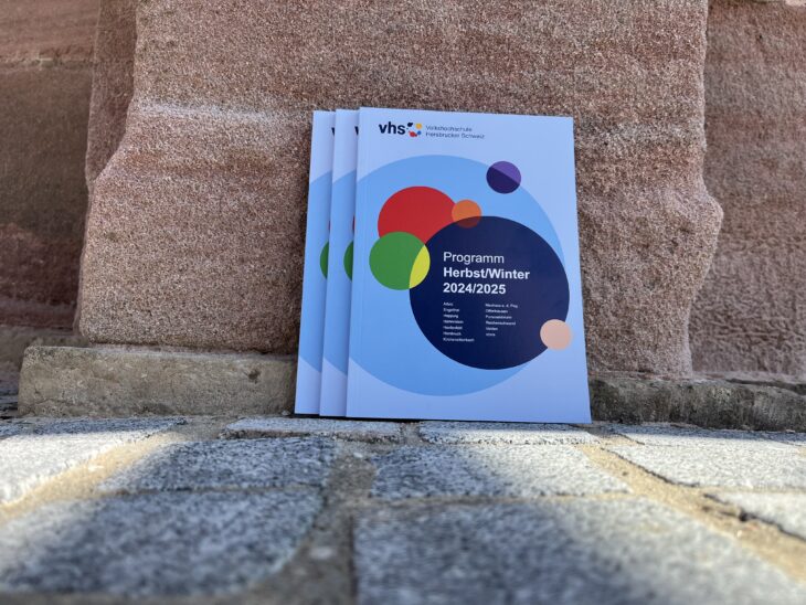 Seit Donnerstag liegt das neue Programmheft der vhs Hersbrucker Schweiz in den Stadt- und Gemeindeverwaltungen, den Sparkassen und Raiffeisenbanken sowie verschiedenen Geschäften aus, in Hersbruck auch im Bürgerbüro, der Stadtbücherei und dem Emil-Held-Haus.
