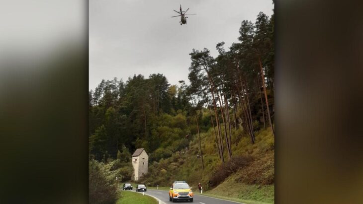 Eine Wanderin war bei Velden gestürzt. Weil der Weg aufgrund der Nässe sehr rutschig war, entschied sich die Bergwacht für eine Luftrettung.