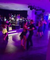 Die Aula verwandelte sich beim Herbstball in eine große Tanzfläche.