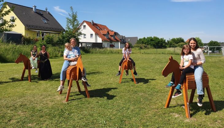 Aus Mitteln des Regionalbudgets der „Zukunftsregion Schwarzachtalplus“ wurden in der Gemeinde Leinburg bereits einige Projekte mitfinanziert, zum Beispiel diese Holzpferde für die Grundschule in Diepersdorf.