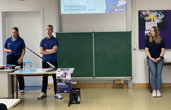 Mitarbeiter der Firma Tadano bei ihrer Vorstellung in der Schnaittacher Mittelschule.