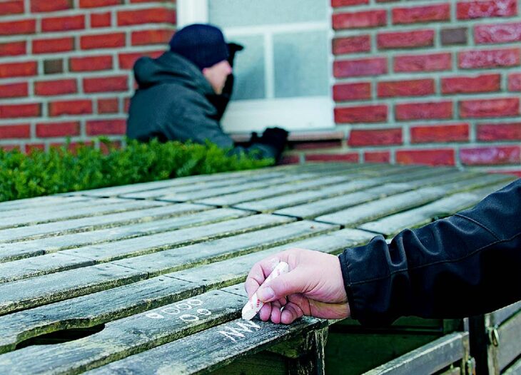 Eine seltsame Kreidezeichnung kann ein harmloser Streich der Nachbarskinder sein – oder ein geheimes Einbrecherzeichen. Foto: AdobeStock #103081594