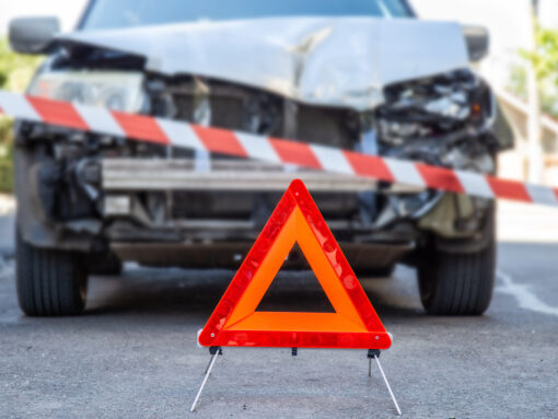 Auf dem Foto sieht man ein Symbolbild eines Autos nach einem Unfall.