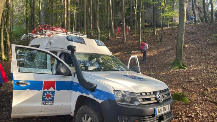Fahrzeug der Bergwacht Amberg an der Weißen Wand im Hirschbachtal.