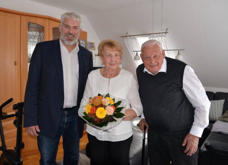 Zur diamantenen Hochzeit bekamen Wilma und Karl Stahl Besuch von Laufs Bürgermeister Thomas Lang (links).