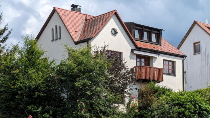 Das Bild zeigt das vordere der zwei Gebäude an der Ecke Diepersdorfer Hauptstraße/Am Buckberg. Hier sollen mehr als 30 Personen unterkommen.