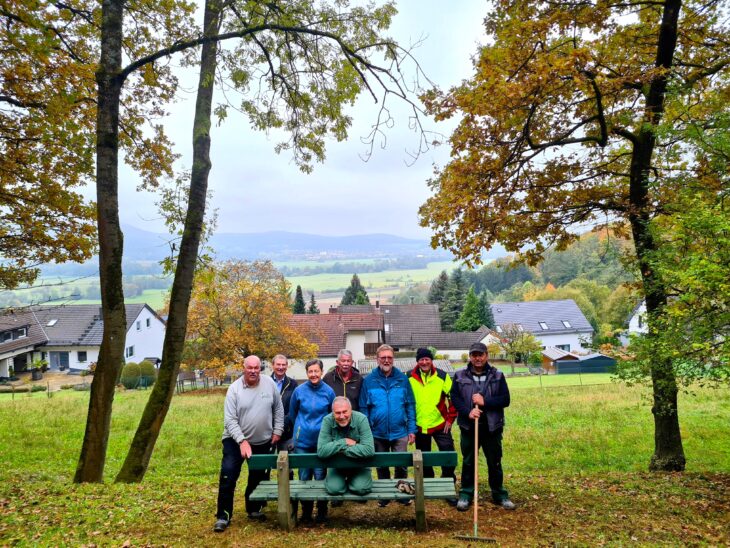 Die neue Bank an der Straße nach Kleinviehberg mit den Helfern des Ortsverschönerungsvereines.