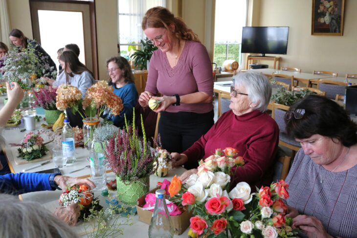 Nina Wahler und Naemi Wittmann gaben Tipps zum Dekorieren von Kürbissen.