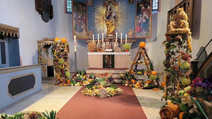 Die Marienkirche in Velden war besonders üppig und liebevoll mit Erntegaben geschmückt.