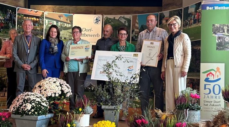 Vielen Dank für die Blumen: Die Ebacher Delegation samt der Eckentaler Bürgermeisterin Ille Dölle (rechts) freute sich über das tolle Abschneiden bei „Unser Dorf hat Zukunft“.
