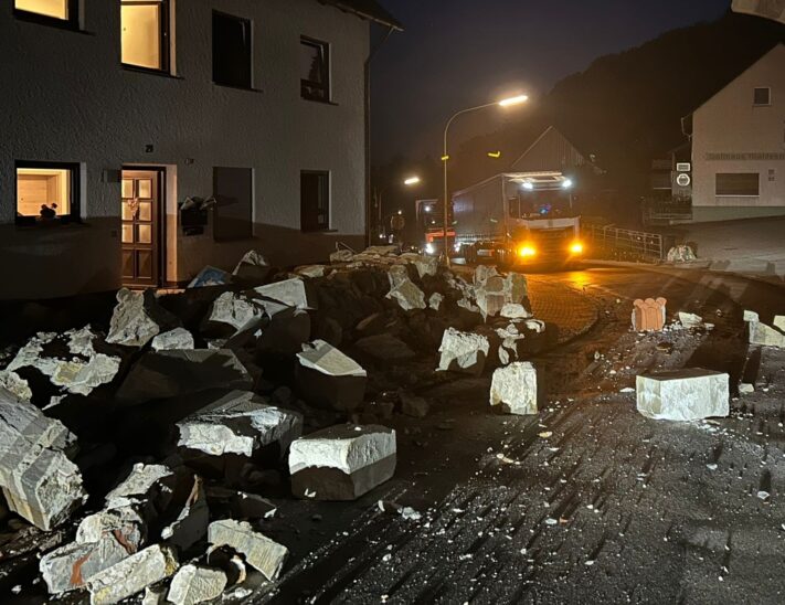 Gnadenberg glich nach dem Lkw-Unfall im September 2023 einem Trümmerfeld. Das Fahrzeug hatte den Torbogen gerammt und eingerissen.