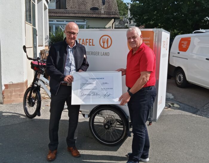 Ekkehard Lorenz (links) von der Dommer-Stiftung überreicht den Scheck an Michael Geier von der Tafel.