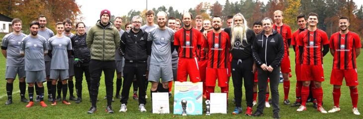 Das Bild zeigt Max Zeltner, Fußball-Abteilungsleiter des SCR, Martin Reichel, Spielleiter der ersten Mannschaft, Christian Wartenfelser (250 Spiele), Marco Schönhöfer (750 Spiele), Uwe Stiegler (450 Spiele), Detlef Seidler (Vorsitzender des SCR) und Bernd Reindl, Trainer der Herrenmannschaften der SG Oberes Pegnitztal (vorne v. links).