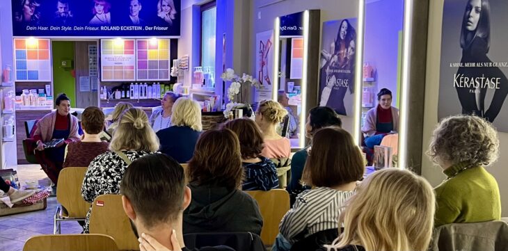 Ungewöhnlicher Ort: Autorin Katja Thienel las aus ihrem Buch „Glücksmillionär“ und dem gerade veröffentlichten „Sommer des Friedens“ im Friseurladen.