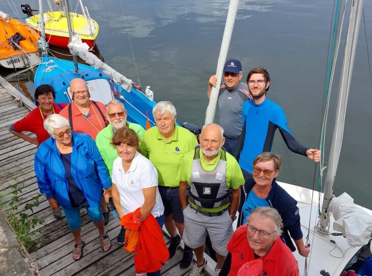 Die Seglerinnen und Segler der Wanderflottilen-Gruppe des SC Hersbruck mit ihren Conger-Segeljollen am Anlegesteg in Goyatz.