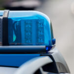 Blaulicht eines Polizeifahrzeugs bei Tag.