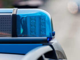 Blaulicht eines Polizeifahrzeugs bei Tag.