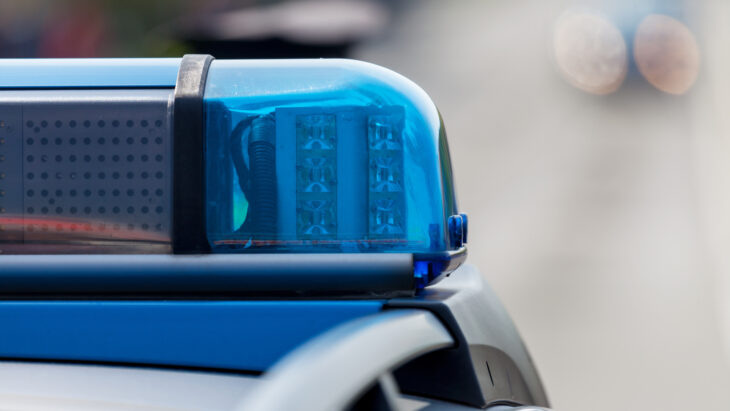 Blaulicht eines Polizeifahrzeugs bei Tag.