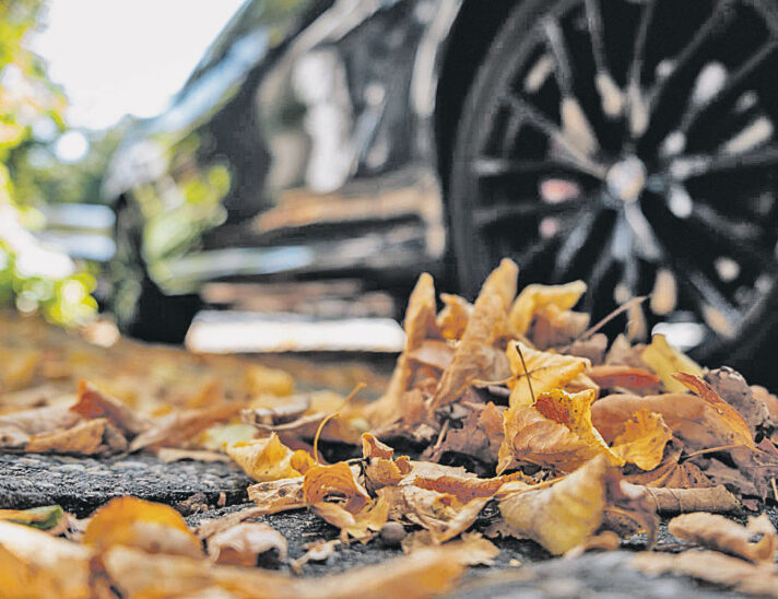 Nach der Faustregel „von Oktober bis Ostern“ ist es ratsam, zeitnah auf die Winterreifen wechseln. Foto: Zacharie Scheurer/dpa