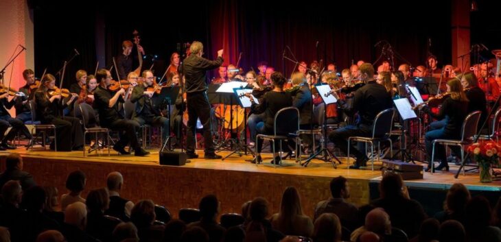 Zum 30-jährigen Jubiläum spielte das Neue Burgthanner Streichensemble zahlreiche bekannte Lieder aus der Filmwelt.