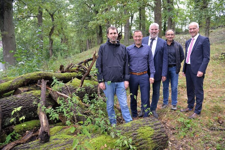 Die Biotoppflege ist durch eine Förderung weiter gesichert (v.l.): Andreas Birkmann vom Landschaftspflegeverein Nürnberger Land, Landrat Armin Kroder, der Laufer Bürgermeister Thomas Lang, der Laufer Naturschutzbeauftragte Dieter Wölfel und Jonathan Daniel von der Sparkasse Nürnberg.