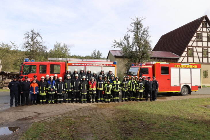 27 Kameradinnen und Kameraden der Feuerwehren Kirchensittenbach und Altensittenbach legten das Leistungsabzeichen „Kritischer Wohnhausbrand“ ab.