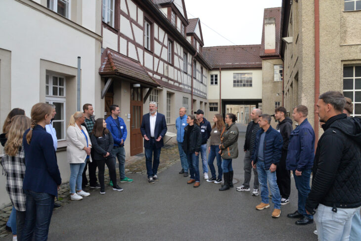 Bürgermeister Thomas Lang mit den neuen Angestellen im Laufer Industriemuseum.