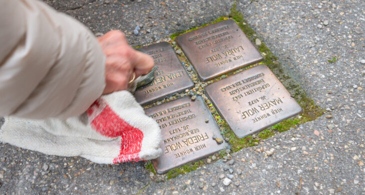 Die Stolpersteine wurden in Schnaittach zum Gedenken der Pogromnacht des 9. November 1938 gesäubert.