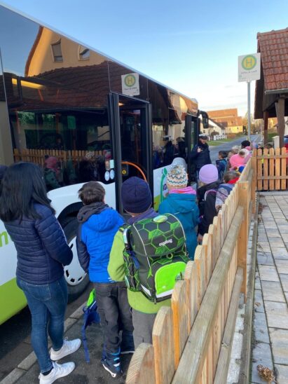 Gemeinsam mit einem Polizisten fuhren Kinder der Heuchlinger Grundschule Bus.