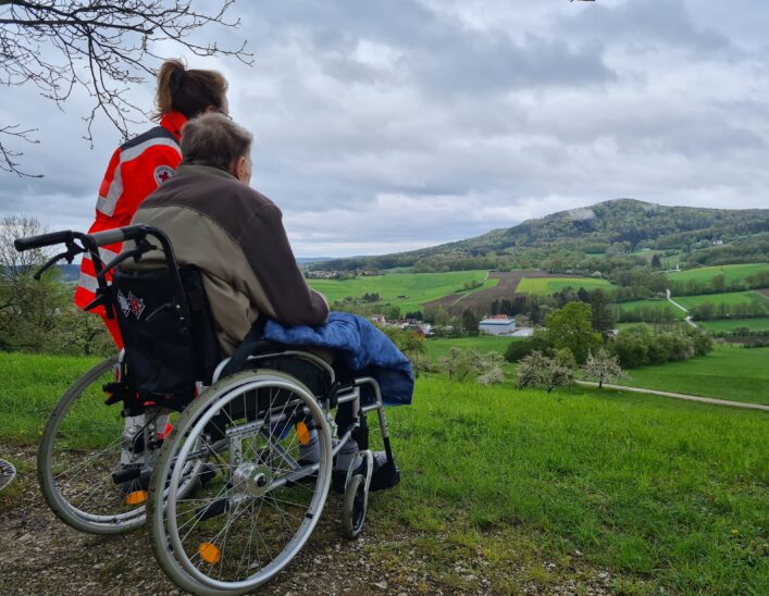 Ein Ausflug ins Grüne: Das Herzenswunsch-Hospizmobil des Bayerischen Roten Kreuz im Nürnberger Land erfüllt Wünsche.