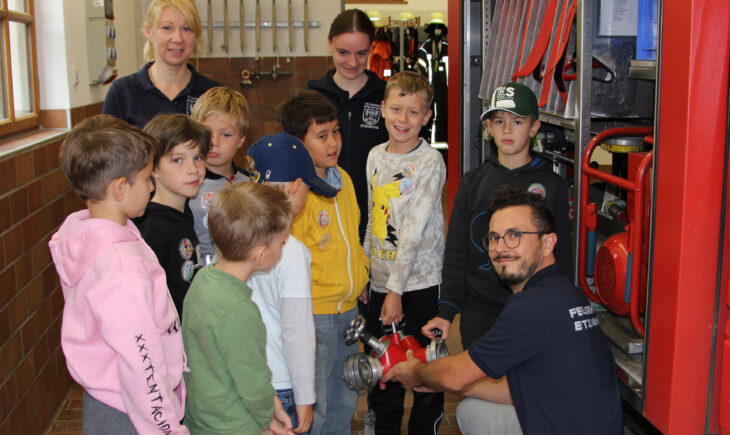 Bei der Gründung der Kinderfeuerwehr zeigte sich reges Interesse für das Feuerwehrfahrzeug und dessen technische Ausstattung.