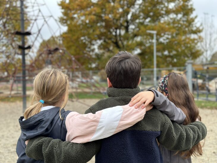 Herzerwärmend: Drei Kinder liegen sich in den Armen. Zu ihrer Sicherheit sollen sie anonym bleiben. (Symboldild). Foto: ASB Nürnberger Land